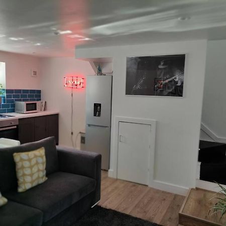 The Old Bar In Wiltshire - 1 Bedroom Guesthouse Chippenham  Dış mekan fotoğraf
