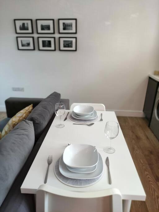The Old Bar In Wiltshire - 1 Bedroom Guesthouse Chippenham  Dış mekan fotoğraf