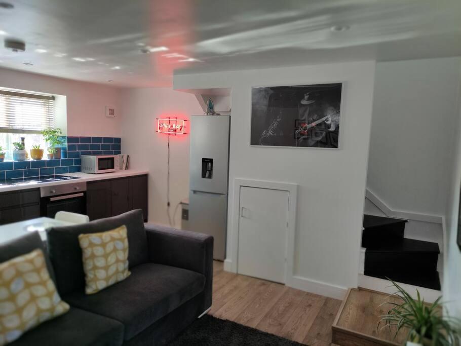 The Old Bar In Wiltshire - 1 Bedroom Guesthouse Chippenham  Dış mekan fotoğraf